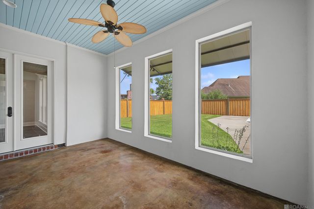 18541 Lake Stream Dr, Central, LA 70739
