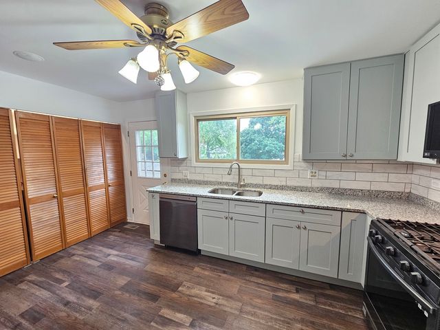 571 White Birch Road, Lindenhurst, IL 60046