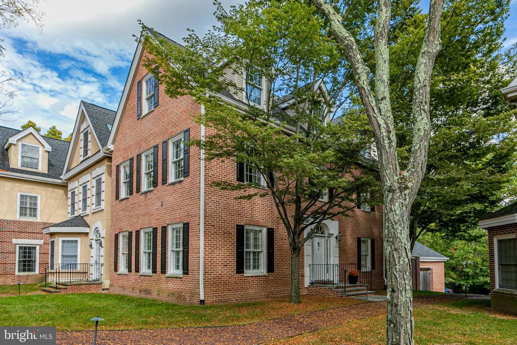 8 GOVERNORS LN, Princeton, NJ 08540