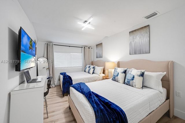 2852 Washington St ., Hollywood, FL 33020