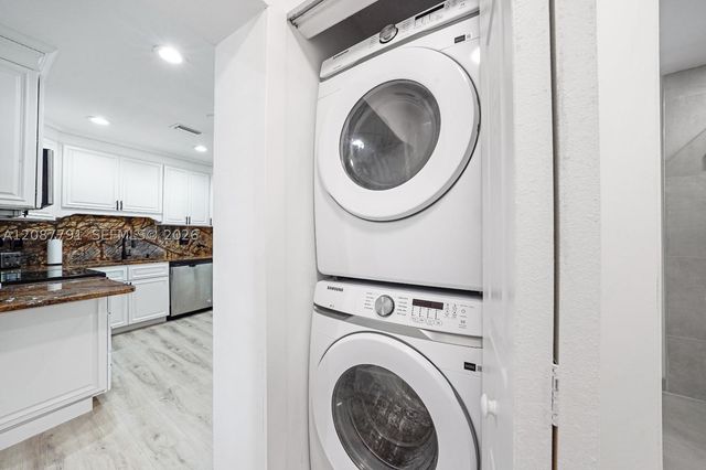 2852 Washington St ., Hollywood, FL 33020