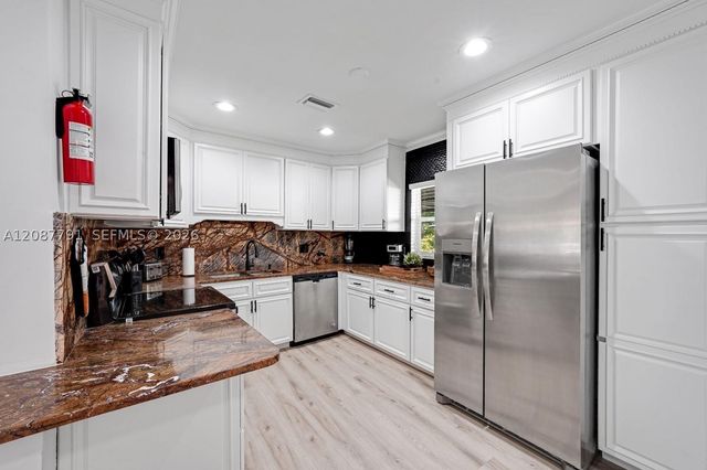 2852 Washington St ., Hollywood, FL 33020