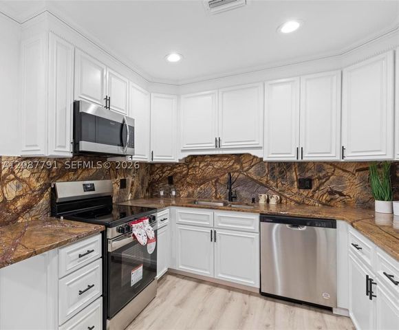 2852 Washington St ., Hollywood, FL 33020