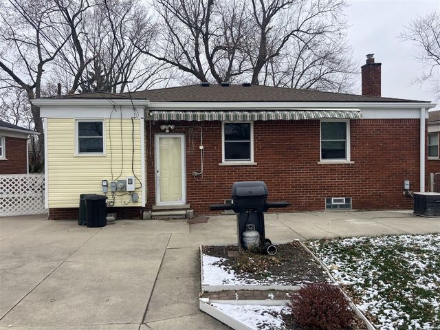 21442 Arrowhead Street, Saint Clair Shores, MI 48082