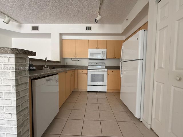 8050 N Nob Hill Road 105, Tamarac, FL 33321