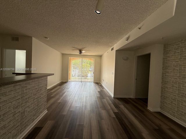 8050 N Nob Hill Road 105, Tamarac, FL 33321
