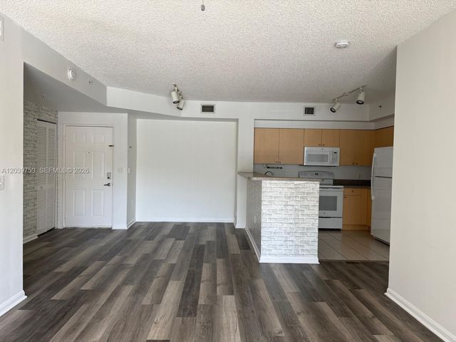 8050 N Nob Hill Road 105, Tamarac, FL 33321