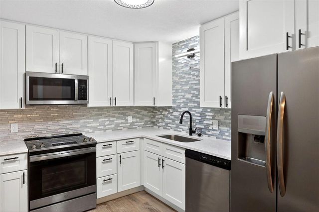5643 Green Circle Drive 108, Minnetonka, MN 55343