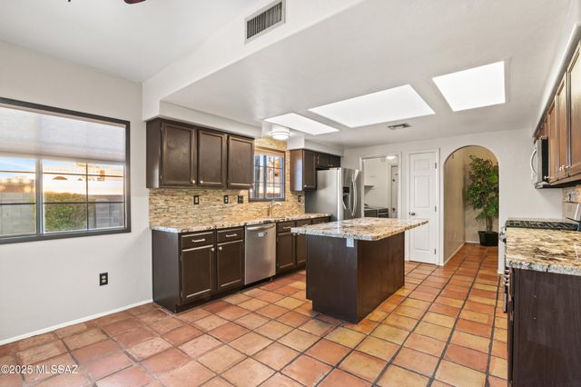 12831 N Meadview Way, Oro Valley, AZ 85755