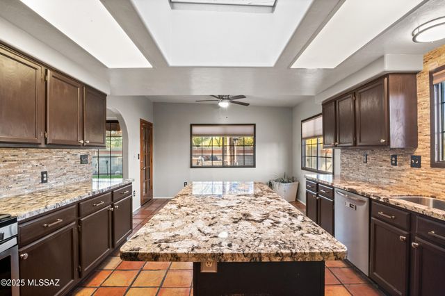 12831 N Meadview Way, Oro Valley, AZ 85755