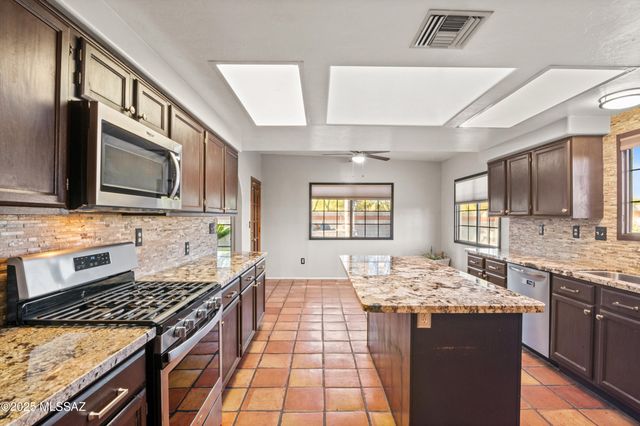 12831 N Meadview Way, Oro Valley, AZ 85755