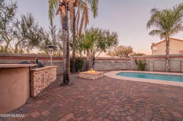 12831 N Meadview Way, Oro Valley, AZ 85755