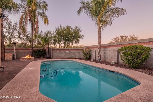 12831 N Meadview Way, Oro Valley, AZ 85755