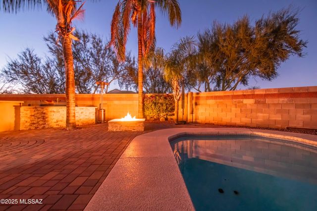 12831 N Meadview Way, Oro Valley, AZ 85755