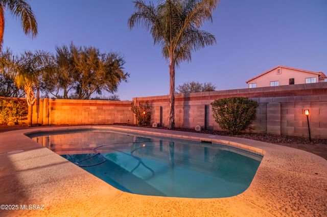 12831 N Meadview Way, Oro Valley, AZ 85755