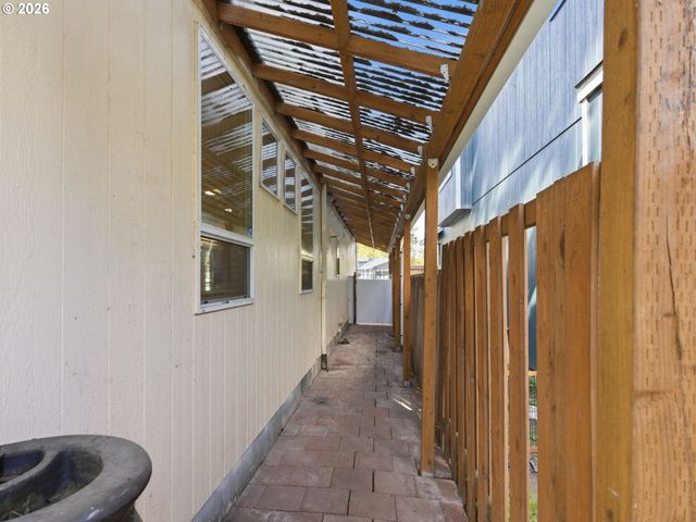 9606 N CLARENDON Ave, Portland, OR 97203