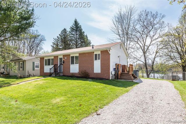 707 Glenwyth Road, Brighton, MI 48116