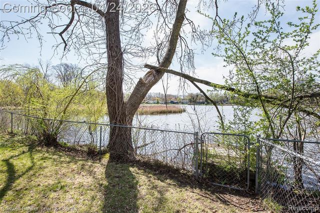 707 Glenwyth Road, Brighton, MI 48116