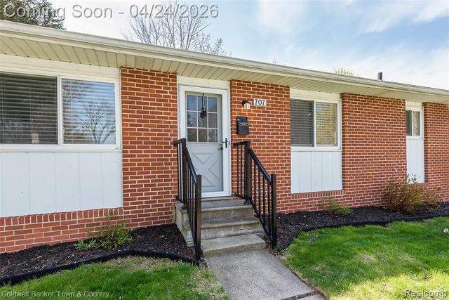 707 Glenwyth Road, Brighton, MI 48116