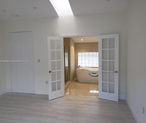221 NE 212th St, Miami, FL 33179