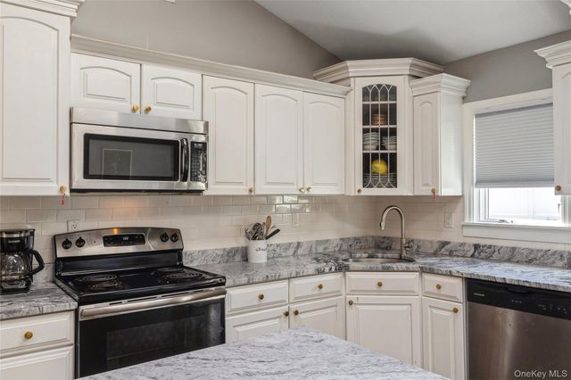 22 Hawthorne Street, Mount Sinai, NY 11766