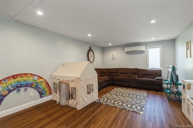 22 Hawthorne Street, Mount Sinai, NY 11766