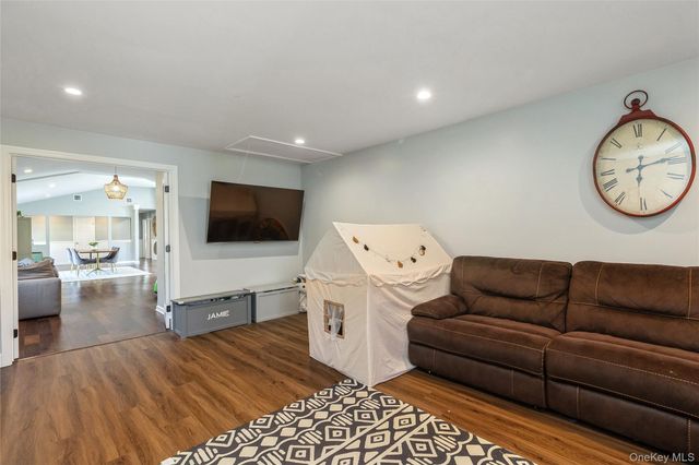 22 Hawthorne Street, Mount Sinai, NY 11766