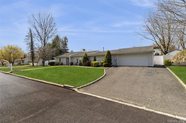 22 Hawthorne Street, Mount Sinai, NY 11766