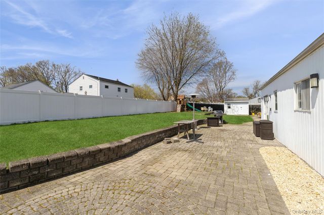 22 Hawthorne Street, Mount Sinai, NY 11766