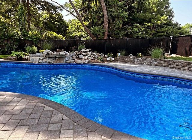 22 Hawthorne Street, Mount Sinai, NY 11766