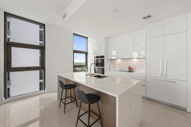 220 Lake Shore Drive 1125, Lake Park, FL 33403