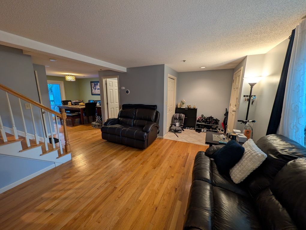 148 Flower Ln 15, Dracut, MA 01826