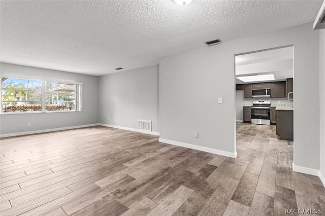 512 SE Paradise Point Road, Crystal River, FL 34429
