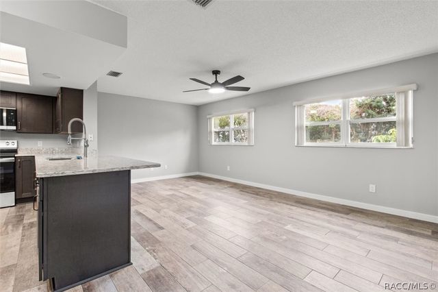 512 SE Paradise Point Road, Crystal River, FL 34429