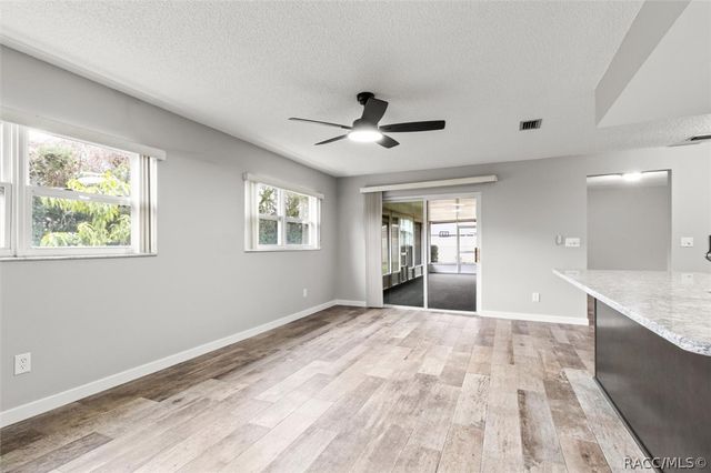 512 SE Paradise Point Road, Crystal River, FL 34429