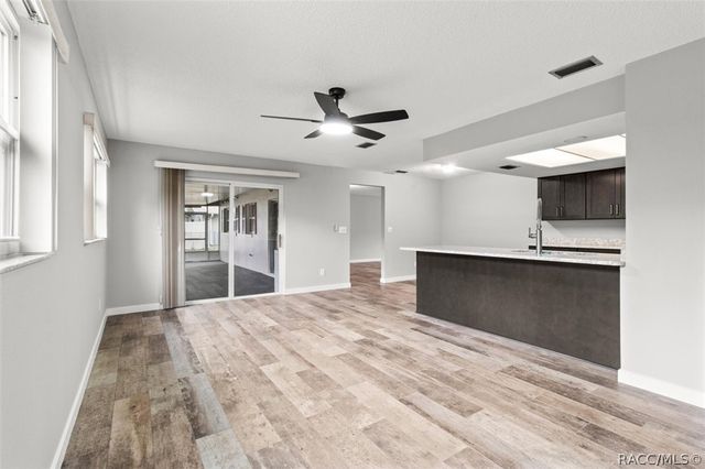 512 SE Paradise Point Road, Crystal River, FL 34429