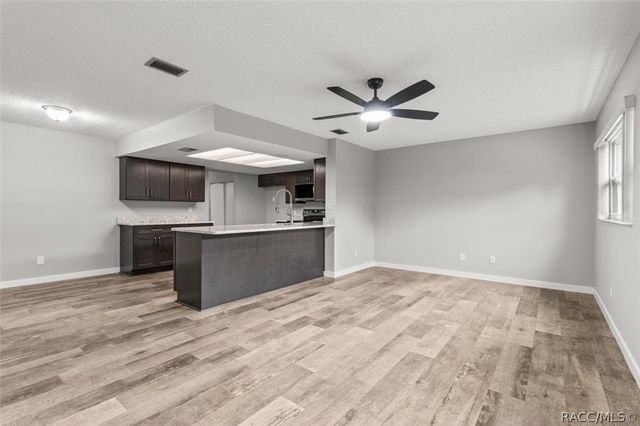 512 SE Paradise Point Road, Crystal River, FL 34429
