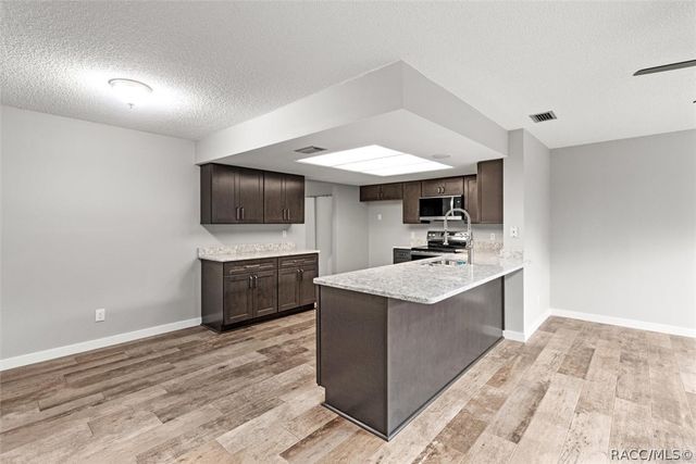 512 SE Paradise Point Road, Crystal River, FL 34429