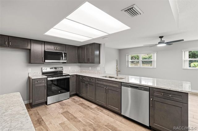 512 SE Paradise Point Road, Crystal River, FL 34429