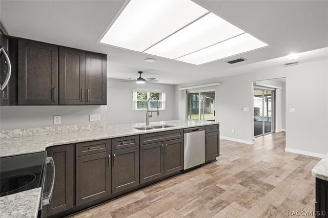 512 SE Paradise Point Road, Crystal River, FL 34429