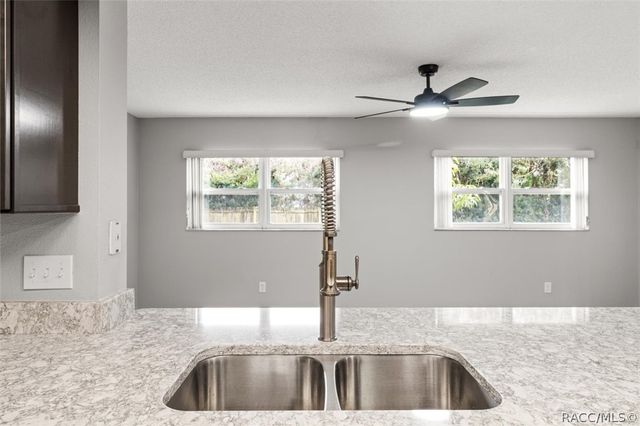 512 SE Paradise Point Road, Crystal River, FL 34429