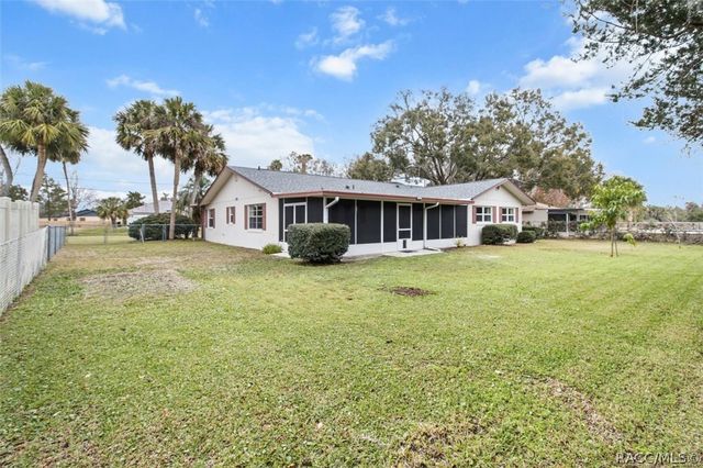 512 SE Paradise Point Road, Crystal River, FL 34429
