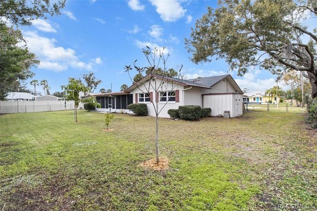 512 SE Paradise Point Road, Crystal River, FL 34429