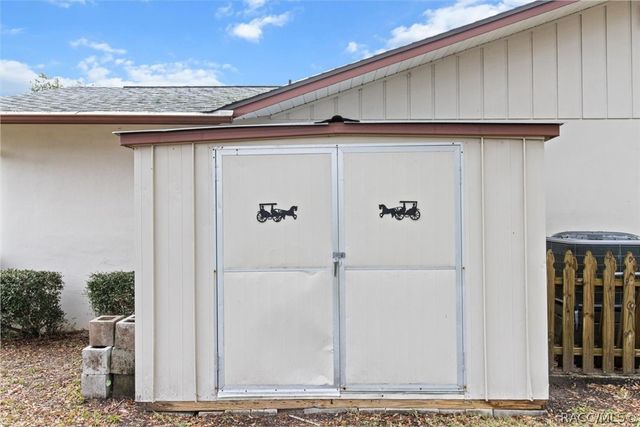 512 SE Paradise Point Road, Crystal River, FL 34429
