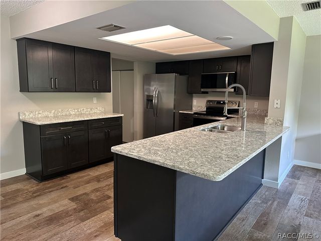 512 SE Paradise Point Road, Crystal River, FL 34429
