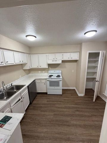 2102 Straight Creek Drive 2102, Houston, TX 77017