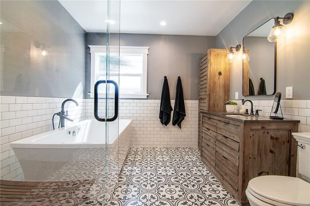 10703 Collins Street, North Hollywood, CA 91601