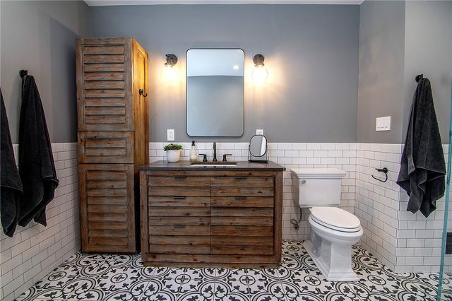 10703 Collins Street, North Hollywood, CA 91601