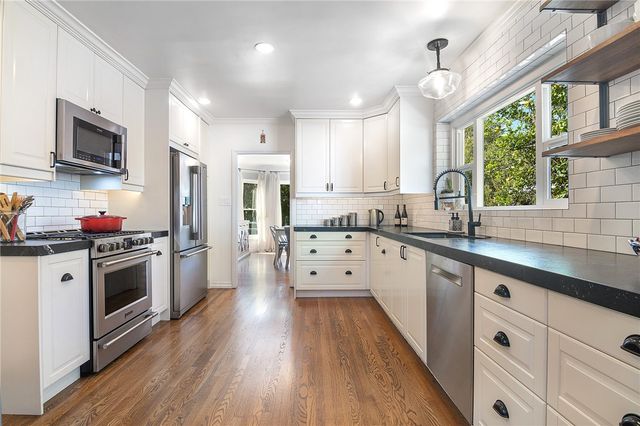 10703 Collins Street, North Hollywood, CA 91601