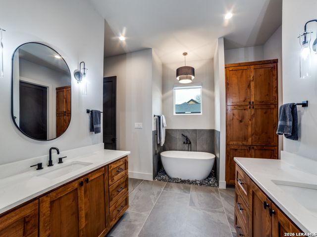 196 Bobby Lynn Dr., Adkins, TX 78101